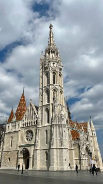Budapeşte Macaristan 'ı 05.04.22 Budapeşte ve Tuna' nın en güzel manzarasına sahip yedi kuleli Buda kalesinin balıkçı kalesi beyaz taş kale cazibesi.