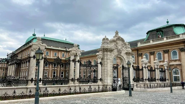 仏城は王宮がある街の古い部分です歴史博物館や彫刻の建物や噴水の他の観光スポットモニュメント — ストック写真