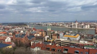 Budapeşte Macaristan 'ı 05.04.22 Budapeşte ve Tuna' nın en güzel manzarasına sahip yedi kuleli Buda kalesinin balıkçı kalesi beyaz taş kale cazibesi.