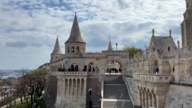 Budapeşte Macaristan 'ı 05.04.22 Budapeşte ve Tuna' nın en güzel manzarasına sahip yedi kuleli Buda kalesinin balıkçı kalesi beyaz taş kale cazibesi.