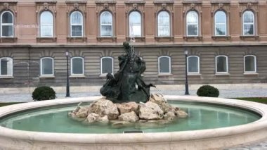 Buda Şatosu, Kraliyet Sarayı 'nın tarihi müze ve heykel binaları ve fıskiyelerin anıtlarının bulunduğu şehrin eski bir parçasıdır.