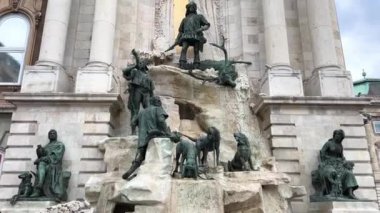 Buda Şatosu, Kraliyet Sarayı 'nın tarihi müze ve heykel binaları ve fıskiyelerin anıtlarının bulunduğu şehrin eski bir parçasıdır.