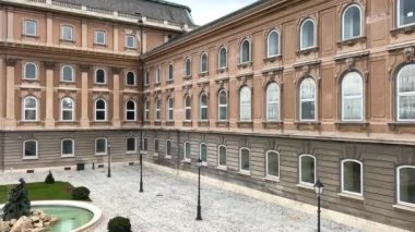 Buda Şatosu, Kraliyet Sarayı 'nın tarihi müze ve heykel binaları ve fıskiyelerin anıtlarının bulunduğu şehrin eski bir parçasıdır.