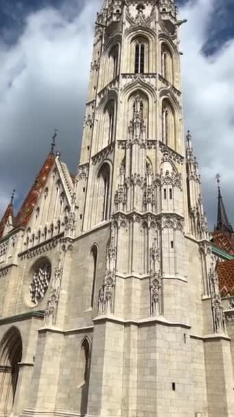 Budapeşte Macaristan 'ı 05.04.22 Budapeşte ve Tuna' nın en güzel manzarasına sahip yedi kuleli Buda kalesinin balıkçı kalesi beyaz taş kale cazibesi. — Stok video