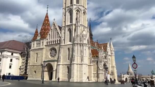 Budapeşte Macaristan 'ı 05.04.22 Budapeşte ve Tuna' nın en güzel manzarasına sahip yedi kuleli Buda kalesinin balıkçı kalesi beyaz taş kale cazibesi. — Stok video