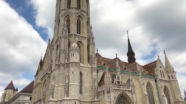 Fischerbastion Attraktion der Budaer Burg aus weißem Stein mit sieben Türmen mit der schönsten Aussicht auf die Donau und Pest — Stockvideo