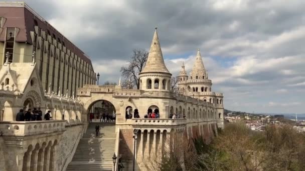 Fischerbastion Attraktion der Budaer Burg aus weißem Stein mit sieben Türmen mit der schönsten Aussicht auf die Donau und Pest — Stockvideo