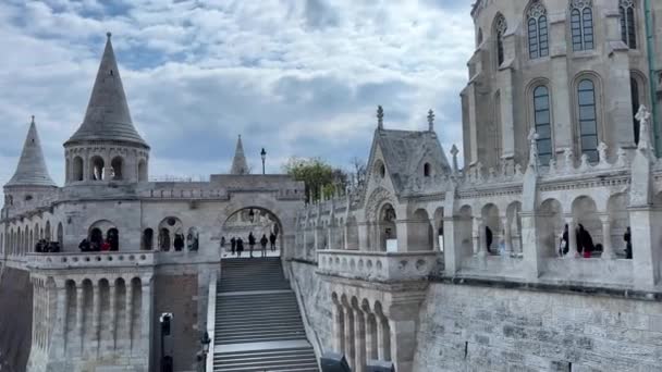Fishermans προμαχώνας έλξη του κάστρου Buda λευκό πέτρινο φρούριο με επτά πύργους με την πιο όμορφη θέα του Δούναβη και Pest 05.04.22 Βουδαπέστη Ουγγαρία — Αρχείο Βίντεο