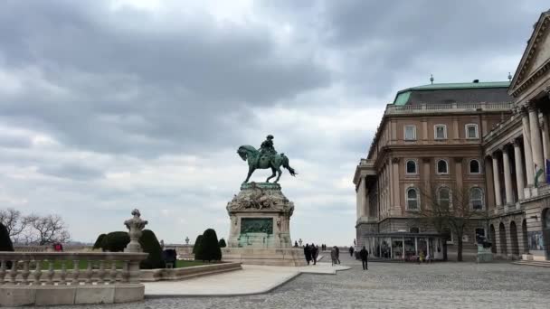 仏城は王宮がある街の古い部分です歴史博物館や彫刻の建物や噴水の他の観光スポットモニュメント — ストック動画