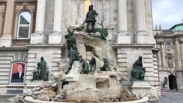 Zamek Buda jest starą częścią miasta, gdzie znajduje się Pałac Królewski Muzeum Historyczne i inne atrakcje zabytków rzeźby budynków i fontann — Wideo stockowe