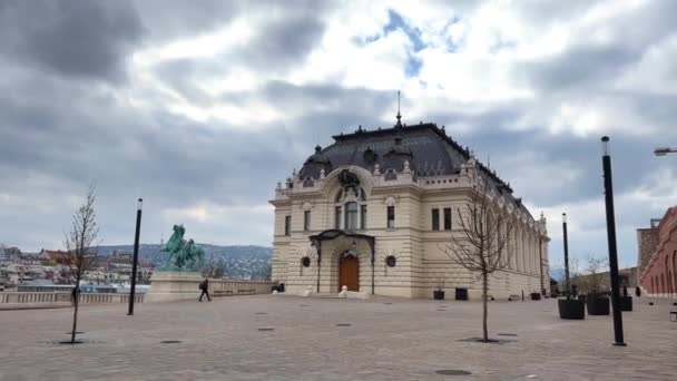 A Budai Vár a város régi része, ahol a Királyi Palota található Történelmi Múzeum és egyéb látnivalók szobrászati épületek és szökőkutak emlékműve — Stock videók