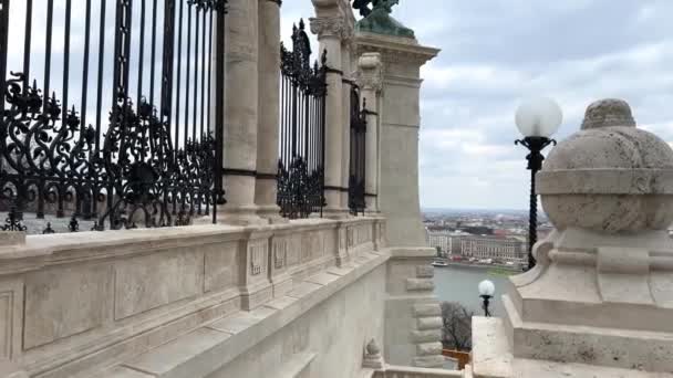 Castillo de Buda es la parte antigua de la ciudad donde se encuentra el Palacio Real Museo Histórico y otros lugares de interés monumentos de edificios de escultura y fuentes — Vídeo de stock