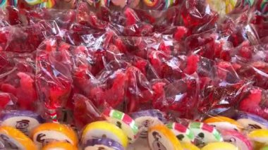 Tezgahtaki farklı tatlılar, gökkuşağının tüm renkleri, jöleli heykelcikten makarna ve çikolataya aktığı kadar serilmiştir..