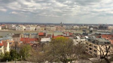 Ribacian Kalesi 'nin kulesinden Pest' in kuş bakışı görüntüsü Macaristan Parlamentosu 'nun 05.04.22 Budapeşte Macaristan' daki binasını gösteriyor.
