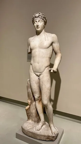 Статуя Андраши Аполлона в Музее изобразительных искусств обнаженного туловища мужчины 05.04.22 Будапешт Венгрия — стоковое фото