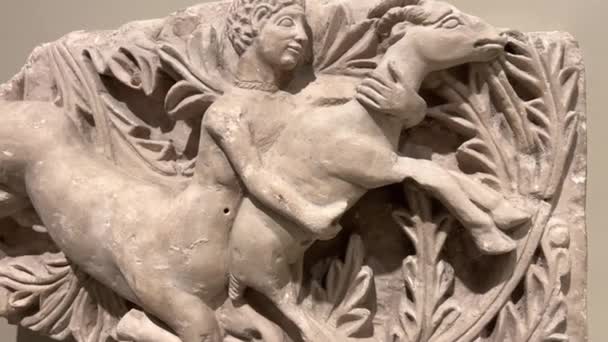 Relief avec un centaure de chasse au Musée des Beaux-Arts 05.04.22 Budapest Hongrie — Video