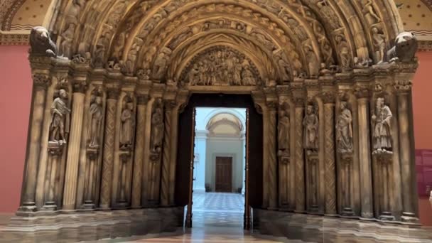 Museo de Bellas Artes columnas, techo, paredes también son obra maestra 05.04.22 Budapest Hungría — Vídeos de Stock