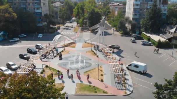 Fountain Plane on Cosmonauts Вид Вінниці з дрона 05.10.19 Vinnitsa Україна — стокове відео