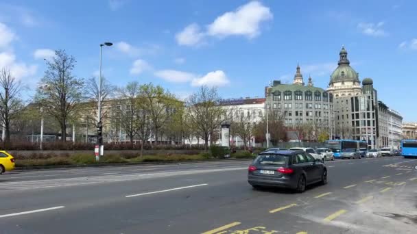 Street in Budapest jezdni normalny dzień 03.04.22 Budapeszt Węgry — Wideo stockowe