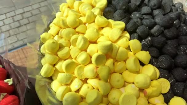 Verschillende snoepjes op de toonbank zijn gelegd alle kleuren van de regenboog zo veel als het speeksel stroomt van gelei beeldjes tot pasta en chocolade. — Stockvideo