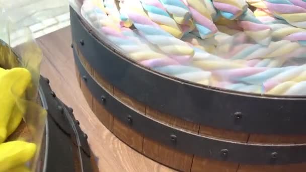 Doces diferentes no balcão são dispostos todas as cores do arco-íris, tanto quanto a saliva flui de figuras de geleia para massas e chocolate. — Vídeo de Stock