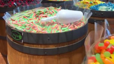 Tezgahtaki farklı tatlılar, gökkuşağının tüm renkleri, jöleli heykelcikten makarna ve çikolataya aktığı kadar serilmiştir..