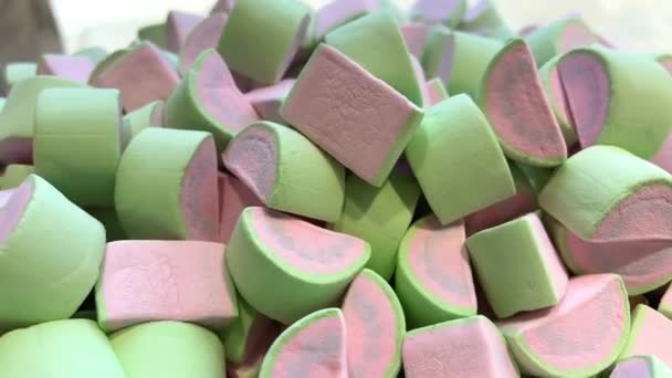 Geleias de melancia Diferentes doces no balcão são colocados para fora todas as cores do arco-íris, tanto quanto a saliva flui de figuras de geleia para massas e chocolate. — Vídeo de Stock