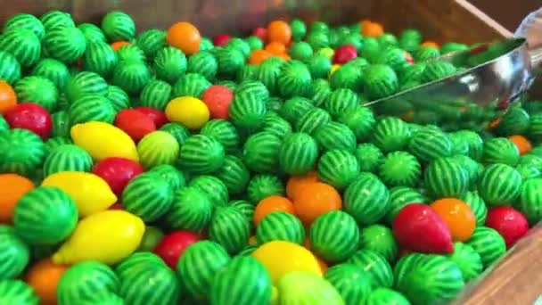 Watermeloen gelei Verschillende snoepjes op de toonbank zijn gelegd alle kleuren van de regenboog zo veel als het speeksel stroomt van gelei beeldjes tot pasta en chocolade. — Stockvideo