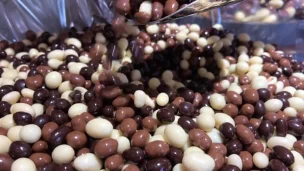 Ořechy Různé sladkosti na pultu jsou rozloženy všechny barvy duhy, stejně jako sliny teče z želé figurky těstoviny a čokolády. — Stock video