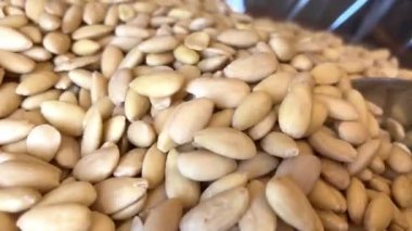 Tezgahın üzerindeki farklı tatlılar gökkuşağının tüm renkleri jöleli heykelcikten makarna ve çikolataya aktığı kadar yayılır..