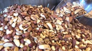 Tezgahın üzerindeki farklı fındıklar gökkuşağının tüm renkleri, jöleli heykelcikten makarna ve çikolataya aktığı kadar serilmiştir..