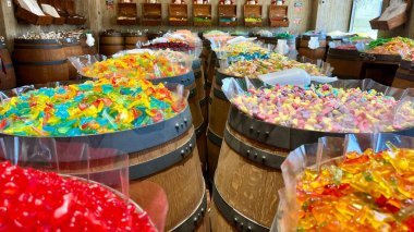 Tezgahtaki farklı tatlılar, gökkuşağının tüm renkleri, jöleli heykelcikten makarna ve çikolataya aktığı kadar serilmiştir..