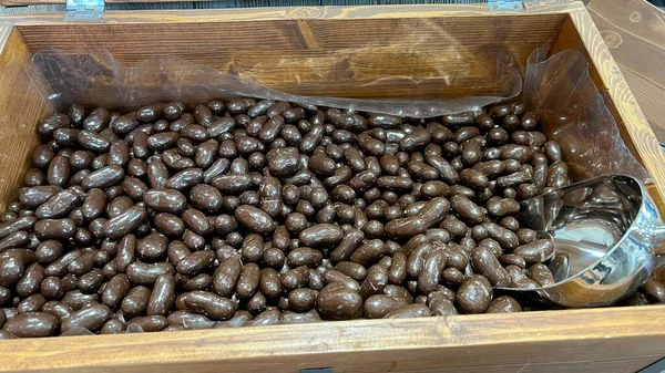 Tezgahın üzerindeki farklı tatlılar gökkuşağının tüm renkleri jöleli heykelcikten makarna ve çikolataya aktığı kadar yayılır..