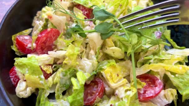 Caesar salad dengan tomat dan Parmesan adalah cranked dengan garpu — Stok Video
