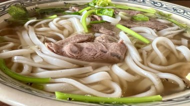 Vietnam çorbası Fa Bo et ve pirinç eriştesi ile bir tabakta eşsiz bir tadı var.