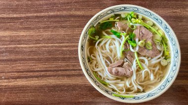 Vietnam çorbası Fa Bo et ve pirinç eriştesi ile bir tabakta eşsiz bir tadı var.