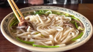 Vietnam çorbası Fa Bo et ve pirinç eriştesi ile bir tabakta eşsiz bir tadı var.