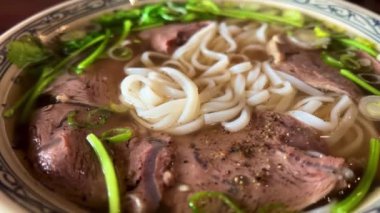 Vietnam çorbası Fa Bo et ve pirinç eriştesi ile bir tabakta eşsiz bir tadı var.