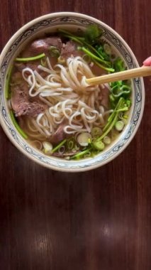 Vietnam çorbası Fa Bo et ve pirinç eriştesi ile bir tabakta eşsiz bir tadı var.