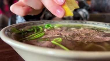 Vietnam çorbası Fa Bo et ve pirinç eriştesi ile bir tabakta eşsiz bir tadı var.