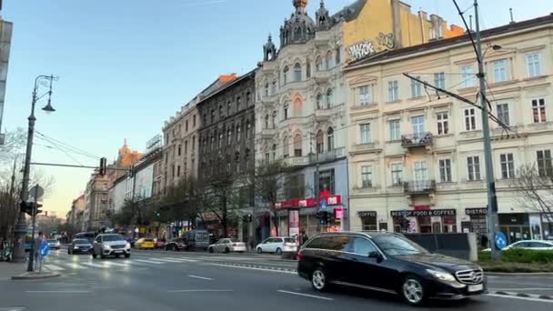 Alcuni video dalle strade centrali di Budapest vita ordinaria di persone automobili sulla strada e grandi edifici 06.04.22 Budapest Ungheria — Video Stock