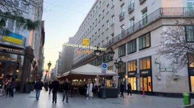 Budapeşte 'nin orta sokaklarından birkaç video. Yoldaki insan arabaları ve büyük binalar. 06.04.22 Budapeşte Macaristan.