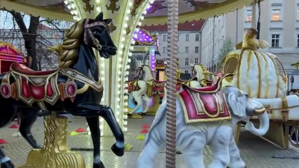 Hinta a városban, körhinta fekete lovakkal 06.04.22 Budapest Magyarország — Stock videók