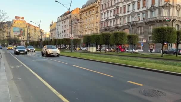 Een paar video 's van de centrale straten van Boedapest alledaagse leven van mensen auto' s op de weg en grote gebouwen 06.04.22 Boedapest Hongarije — Stockvideo