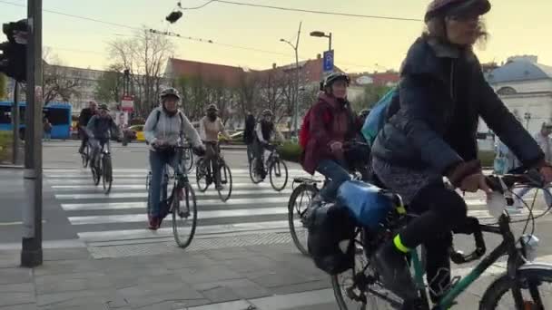 Een paar video 's van de centrale straten van Boedapest alledaagse leven van mensen auto' s op de weg en grote gebouwen 06.04.22 Boedapest Hongarije — Stockvideo
