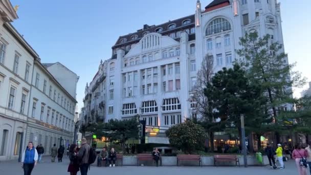 道路や大規模な建物の人々の車のブダペスト普通の生活の中心街からいくつかのビデオ06.04.22ブダペストハンガリー — ストック動画