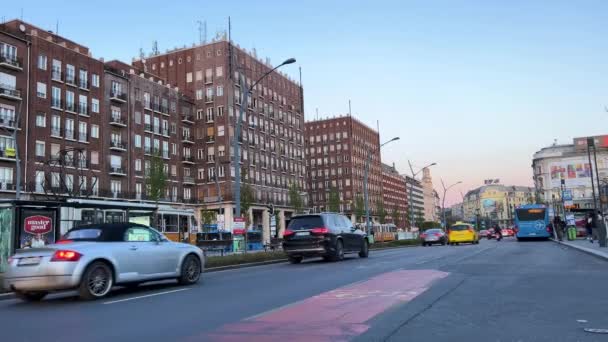 Algunos videos de las calles centrales de Budapest la vida ordinaria de la gente coches en la carretera y grandes edificios 06.04.22 Budapest Hungría — Vídeos de Stock