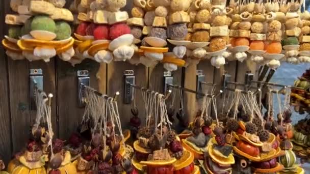 Geurende kruiden op de toonbank van de beurs op de draad hangen verschillende gedroogde groenten en fruit van rood gele kleur die een aangename geur uitstralen — Stockvideo