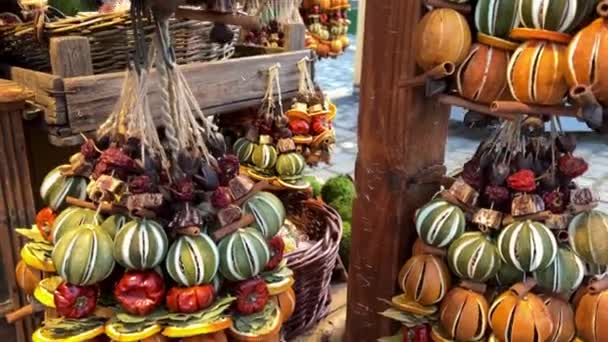 Assaisonnements parfumés sur le comptoir de la foire sur le fil accrocher divers fruits et légumes secs de couleur jaune rouge émettant une odeur agréable — Video