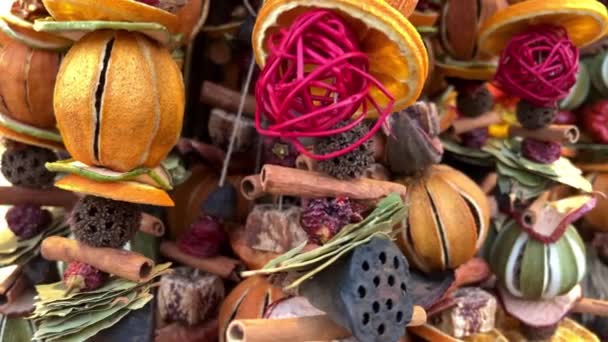 Los condimentos fragantes en el mostrador de la feria en el hilo cuelgan varias frutas y verduras secas de color amarillo rojo que emiten un olor agradable — Vídeos de Stock